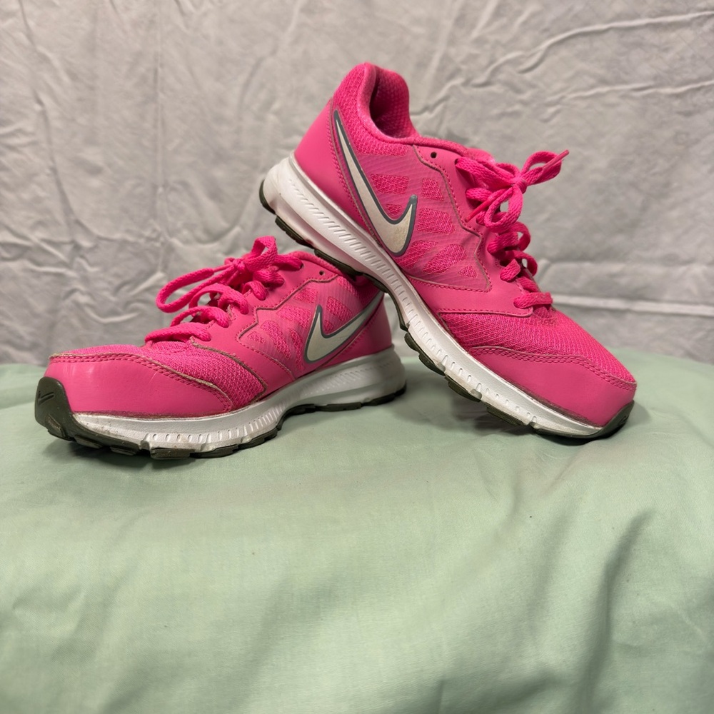 Nike Women's Athletic Shoes in Pink and Gray